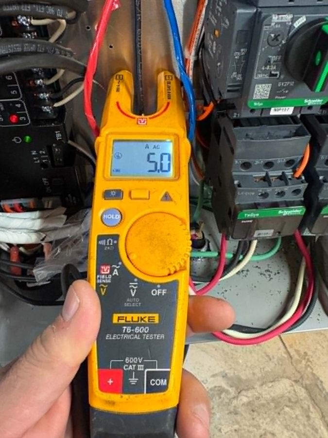 Maître électricien Langford qui vérifie une installation au multimètre